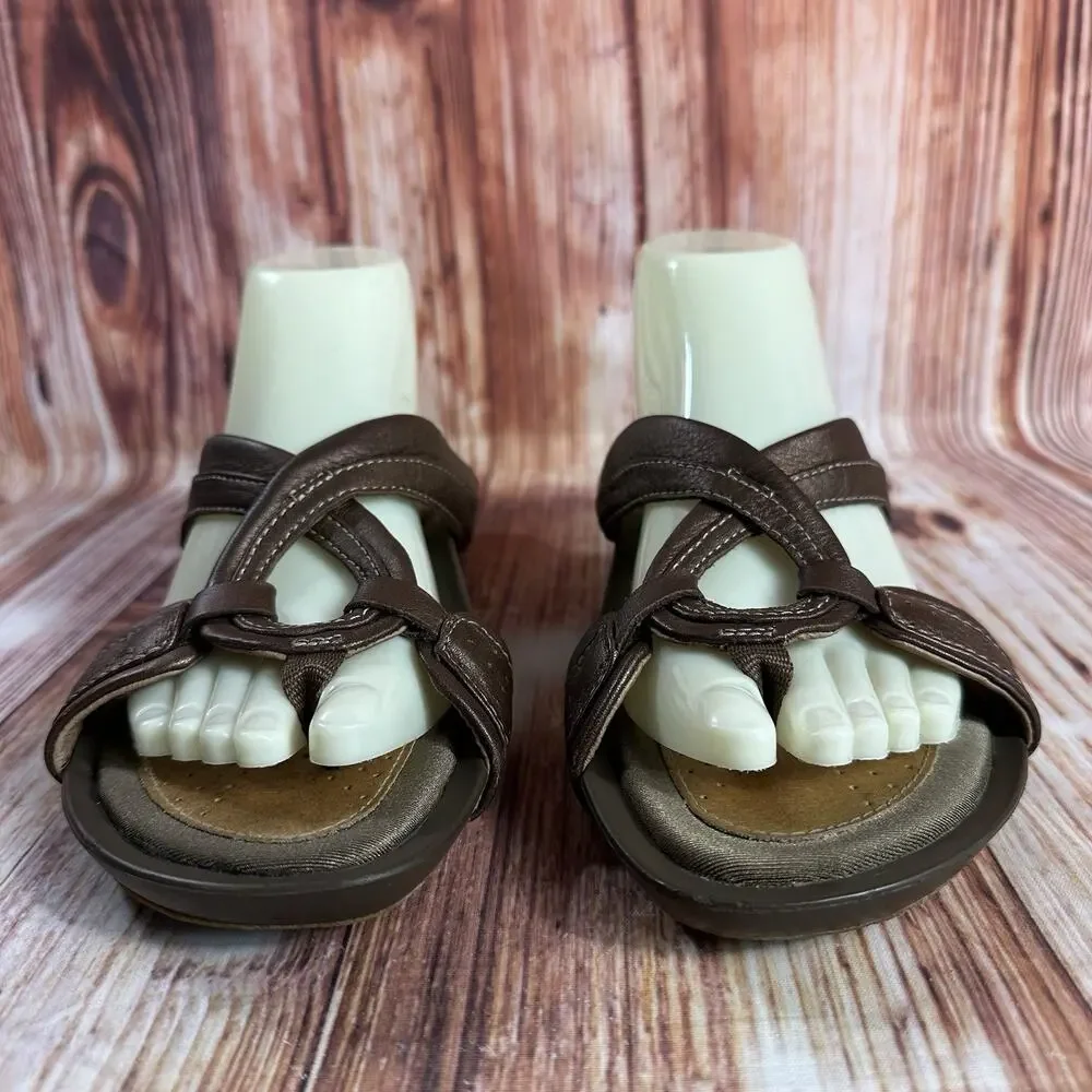 Clarks Sandals Sz 9 Bronze Leather Open Toe Slides Flip Flops Thong Flats Shoes - Picture 2 of 11